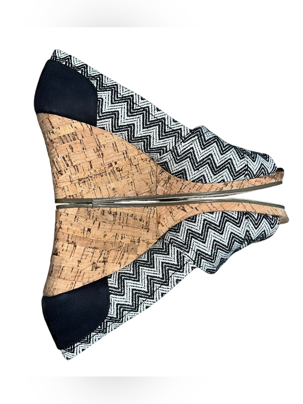 Tom’s Stella Black & Gray Chevron Pattern Peep Toe Wedge Shoe Size 8